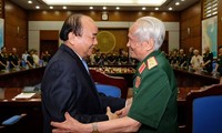 Нгуен Суан Фук встретился с делегацией ветеранов войны, воевавших на фронте Тэйнгуен