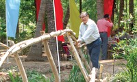 Чинь Ван И внес вклад в ликвидацию примитивных бамбуковых мостов в своем селении