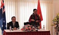 Тонг Тхи Фонг посетила посольство СРВ и встретилась с представителями вьетнамской диаспоры в Австралии