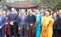 Вьетнамские эмигранты посетили Мавзолей Хо Ши Мина в Ханое и храм До в провинции Бакнинь