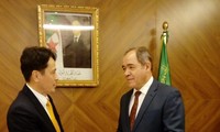 Президент Алжира высоко оценил вьетнамские достижения в развитии страны