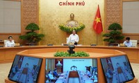 Премьер-министр Нгуен Суан Фук: необходимо активизировать решительные меры для стимулирования роста экономики