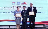 Выражение признательности отдельным лицам, внесшим вклад в развитие вьетнамо-российских отношений
