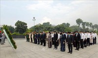 Воскуривание благовоний в память о президентах Хо Ши Мине и Тон Дык Тханге