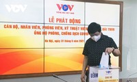 Радио «Голос Вьетнама» сделало пожертвования на борьбу с Covid-19