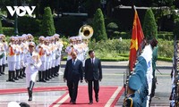 Нгуен Суан Фук с супругой председательствовал на церемонии встречи генсека НРПЛ, президента ЛНДР, прибывшего во Вьетнам с официальным визитом