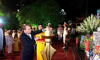 응웬쑤안푹 총리, 하노이 썬떠이 열사묘지에서 분향 및 국가유공자증서 수여
