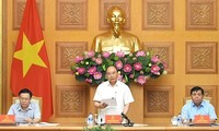 Nguyen Xuan Phuc 총리:  새로운 경제 성장 동력 모색 필요