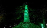 호안끼엠 호수의 붓(Bút)탑에 초록불이 켜진다