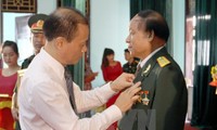 Trao tặng Huân, Huy chương tặng quân tình nguyện và chuyên gia Việt Nam tại Lào 