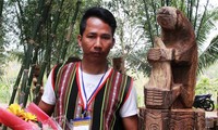Tác phẩm “Gấu bẻ măng” giành giải nhất Hội thi tạc tượng gỗ dân gian các dân tộc Tây Nguyên 