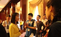 Các thanh niên kiều bào tham quan Hội trường Thống nhất và giao lưu với John Hùng Trần
