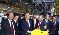 Thủ tướng Nguyễn Xuân Phúc: VinFast cần chủ động liên kết, hợp tác với các nhà sản xuất ô tô Việt Nam