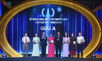Thủ tướng Nguyễn Xuân Phúc dự và trao giải cho các tác giả xuất sắc đoạt Giải Báo chí quốc gia năm 2018