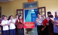 Phó Chủ tịch Thường trực Quốc hội Tòng Thị Phóng thăm, tặng quà  trường phổ thông dân tộc nội trú huyện Con Cuông