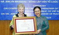 Trao Huân chương Hữu nghị tặng người sáng lập Tổ chức PeaceTrees Vietnam