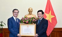 Phó Thủ tướng, Bộ trưởng Ngoại giao Phạm Bình Minh trao Huân chương Lao động hạng Nhất tặng Đại sứ Lào tại Việt Nam