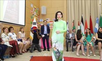 Ấn tượng áo dài Việt Nam trong Ngày hội văn hóa quốc tế tại Nam Phi   