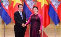 Chủ tịch Quốc hội Việt Nam hội kiến Thủ tướng Vương quốc Campuchia
