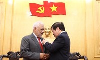 Trao Kỷ niệm chương“Vì sự nghiệp đào tạo và bồi dưỡng lý luận chính trị” tặng Đại sứ Cộng hòa Venezuela tại Việt Nam