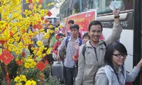Đà Nẵng trao vé xe cho sinh viên và quà cho người nghèo