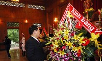 Phó Thủ tướng Vương Đình Huệ dâng hương Chủ tịch Hồ Chí Minh, thăm người có công Nghệ An
