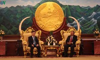 Viện trưởng Viện Kiếm sát Nhân dân tối cao Lê Minh Trí chào xã giao Tổng Bí thư-Chủ tịch nước và Chủ tịch Quốc hội Lào