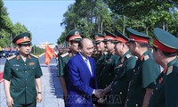 Thủ tướng Nguyễn Xuân Phúc thăm, chúc Tết Quân khu 9, thăm, tặng quà gia đình chính sách và công nhân tại Cần Thơ