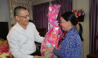 Trao tặng hàng nghìn suất quà Tết cho kiều bào tại Campuchia