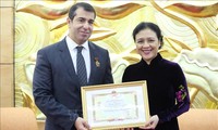 Trao Kỷ niệm chương “Vì hòa bình, hữu nghị giữa các dân tộc” tặng Đại sứ Azerbaijan tại Việt Nam