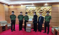 Trao 100 triệu đồng và 1.000 khẩu trang y tế tặng Hội hữu nghị Lào - Việt Nam 