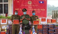 Công an tỉnh Thừa Thiên-Huế tặng vật tư y tế và nhu yếu phẩm cho Sở An ninh hai tỉnh Salavan và Sekong (Lào)