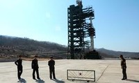RDR Korea memasang rudal untuk menyiapkan peluncuran satelit.