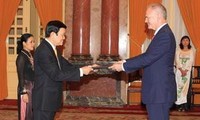 Presiden Truong Tan Sang menerima para Duta Besar  yang datang menyampaikan surat mandat 