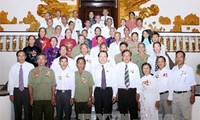 Deputi PM Vu Van Ninh menerima rombongan orang yang berjasa dari provinsi Ca Mau
