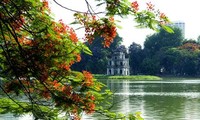 Memberikan informasi tentang ibukota Hanoi kepada  wisatawan mancanegara