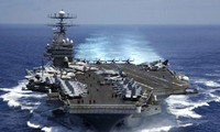 AS  mempertahankan kapal induk  di daerah Teluk