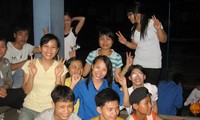Aktivitas membantu anak-anak  yatim piatu dan anak-anak yang tak punya sandara hidup di Vietnam