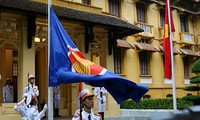 Upacara mengerek bendera ASEAN di samping bendera nasional Vietnam