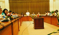 Ketua MN Vietnam Nguyen Sinh Hung mengadakan temu kerja dengan pemimpin teras kota Ho Chi Minh.