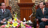 Kelapa Komisi Keuangan Senat Kamboja berkunjung di Vietnam