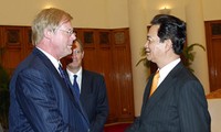 PM Vietnam Nguyen Tan Dung menerima Walikota Zona Keuangan London, Alderman David Woodtton.