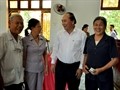 Deputi PM Vietnam Nguyen Xuan Phuc mengadakan kontak dengan pemilih kabupaten Bac Tra My, provinsi Quang Nam.