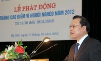 Deputi PM  Vu Van Ninh mencanangkan " Bulan klimaks  demi kaum miskin" 2012