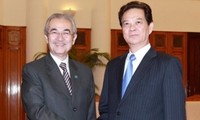 PM Nguyen Tan Dung menerima mantan PM Malaysia Tun Abdullah Ahmad Badawi