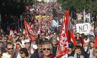 Demonstrasi untuk memprotes kebijakan kera  di Perancis dan Eropa