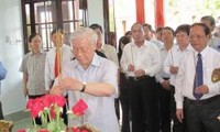 Sekjen Nguyen Phu Trong melakukan kunjungan kerja di propinsi Vinh Long