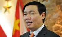 Kepala Departement Ekonomi KS Vuong Dinh Hue melakukan temu kerja di Departement Ekonomi Komite Sentral