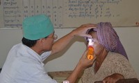 Rombongan dokter Vietnam  membantu  pasien miskin Kamboja.