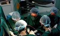 Meningkatkan  teknik operasi  kanker  untuk  dokter Vietnam